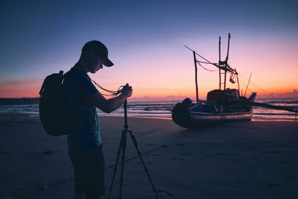 Fotograf na plaży o pięknym wschodzie słońca — Zdjęcie stockowe