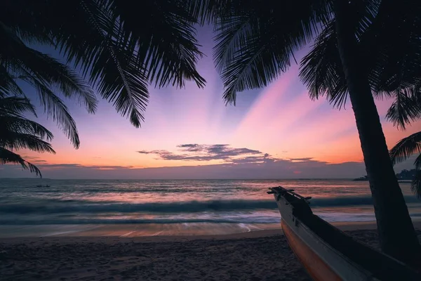 Tropischer Strand bei schönem Sonnenaufgang — Stockfoto