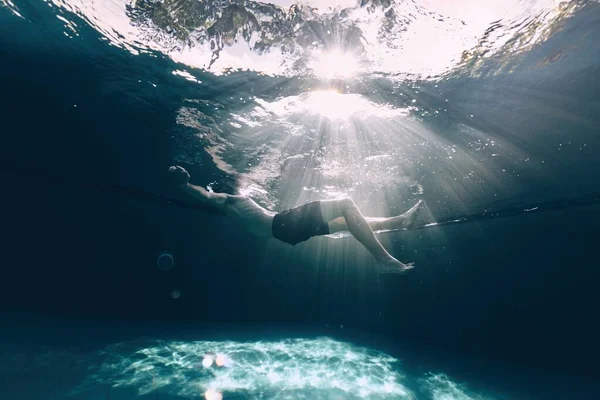 Yüzme havuzunda sualtı manzarası — Stok fotoğraf