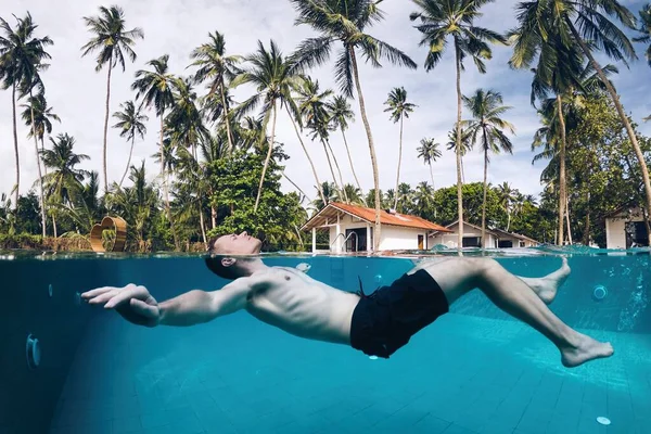 Relaksasi di kolam renang — Stok Foto