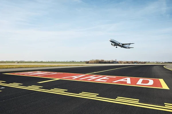Airplane taking off from runway — Stock Photo, Image