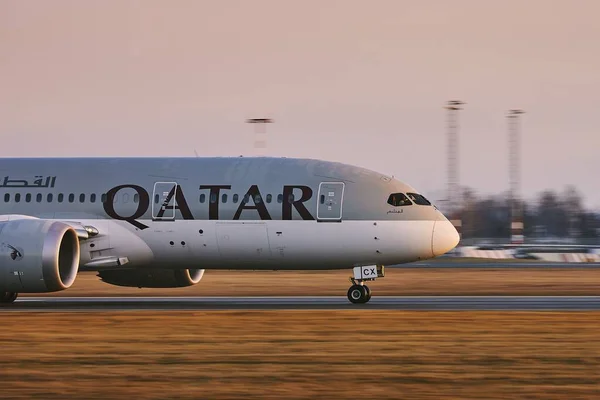 Qatar Airways Boeing 787 Dreamliner durante a decolagem — Fotografia de Stock