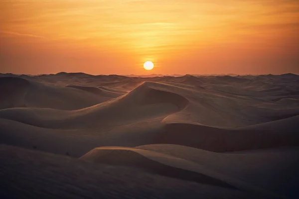 Піщані дюни в пустельному пейзажі на заході сонця — стокове фото