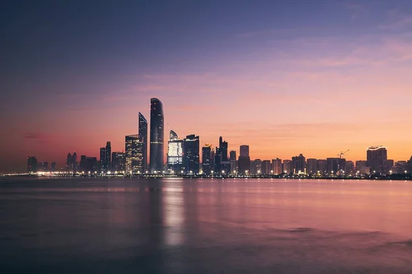 Cityscape Abu Dhabi at sunrise — Stok fotoğraf