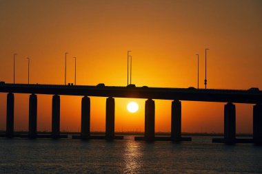 gün batımında köprü silüeti