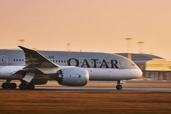 Qatar Airways Boeing 787 Dreamliner tijdens het opstijgen — Stockfoto