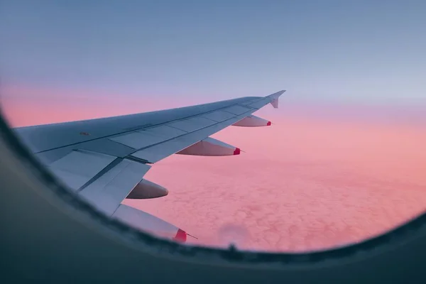 Zicht Vanuit Vliegtuigraam Vleugel Tijdens Vlucht Boven Wolken Bij Prachtige — Stockfoto