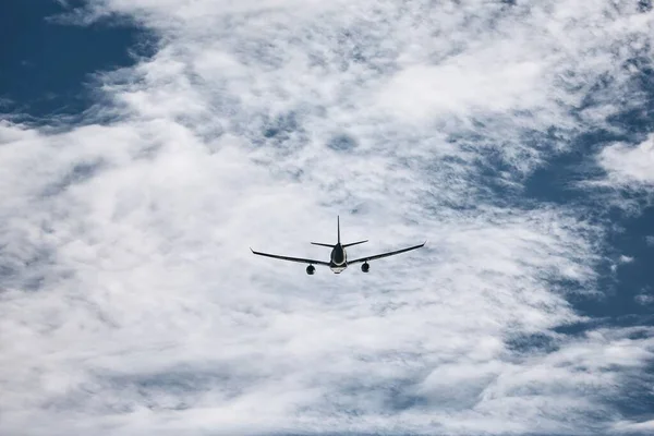 Avión Comercial Volando Contra Las Nubes Día Soleado — Foto de Stock