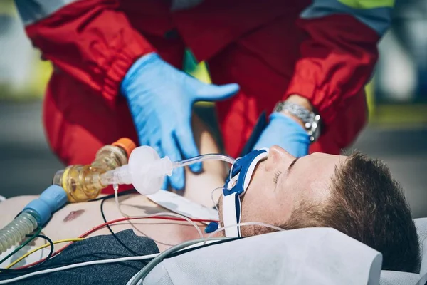 Paramédico Del Servicio Médico Emergencia Que Ayuda Hombre Después Reanimación — Foto de Stock