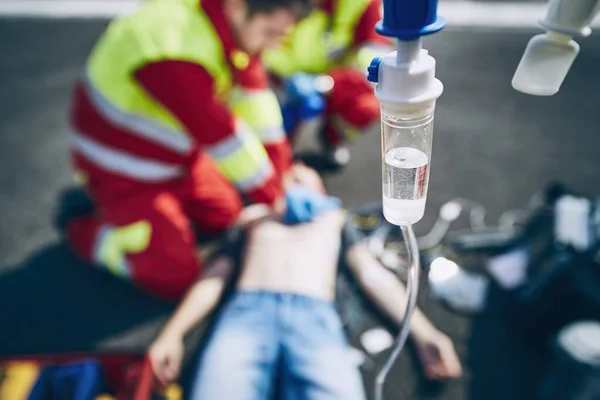 Reanimación Cardiopulmonar Equipo Rescate Médico Paramédico Resucitando Hombre Carretera Temas — Foto de Stock