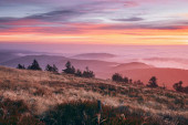 Krajina nad mraky při východu slunce. Jeseníky, Česká republika