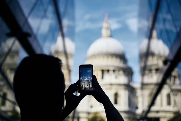 Homme Photographiant Avec Téléphone Intelligent Photographie Touristique Cathédrale Saint Paul — Photo