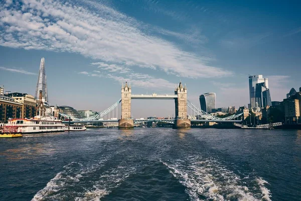 Tower Bridge Middle Urban Skyline View Speedy Boat Thames River — Stock Photo, Image