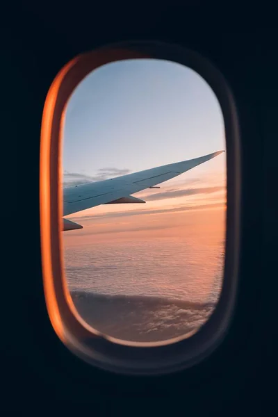 Vista Finestra Aeroplano Durante Volo Sopra Nuvole Bel Tramonto Focus — Foto Stock