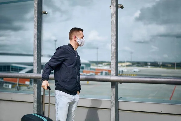 Homem Usando Máscara Facial Esperando Voo Aeroporto Temas Que Viajam — Fotografia de Stock