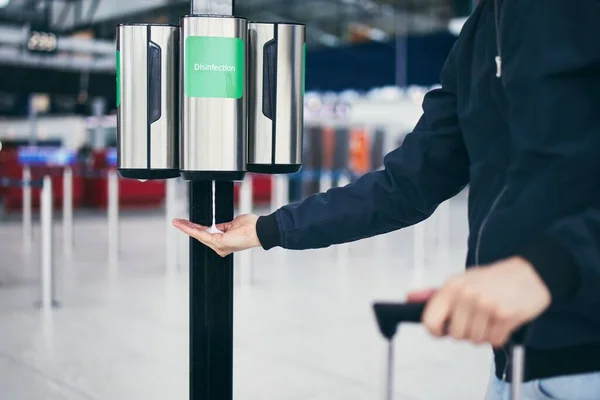 Uomo Che Usa Disinfettante Mani All Aeroporto Temi Che Viaggiano — Foto Stock