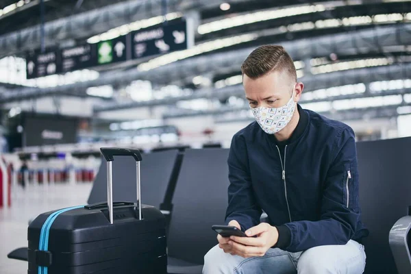 Muž Masce Čekající Let Letišti Témata Cestování Během Pandemie Osobní — Stock fotografie