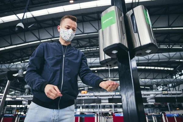 Man Wearing Face Mask Using Hand Sanitizer Airport Themes Traveling — Stock Photo, Image