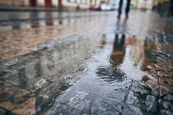 Eső Városban Közelkép Tócsáról Városi Utcában Esernyős Ember Tükörképe Szomorú — Stock Fotó