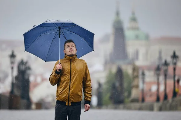 Einsamer Mann Mit Regenschirm Starkregen Auf Der Leeren Karlsbrücke Prag — Stockfoto