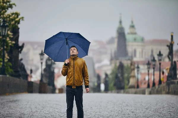 Pria Kesepian Dengan Payung Dalam Hujan Lebat Jembatan Charles Yang — Stok Foto