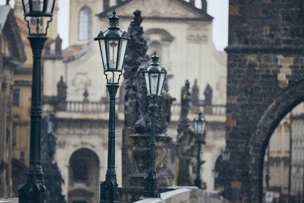 Lampy Uliczne Moście Karola Podczas Ulewnego Deszczu Praga Republika Czeska — Zdjęcie stockowe