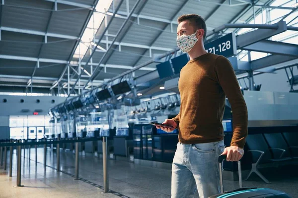 Homem Usando Máscara Facial Andando Terminal Aeroporto Temas Que Viajam — Fotografia de Stock