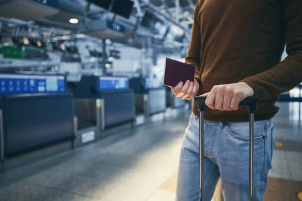Пассажир Против Стойки Регистрации Аэропорту Руки Молодого Человека Чемоданом Паспортом — стоковое фото