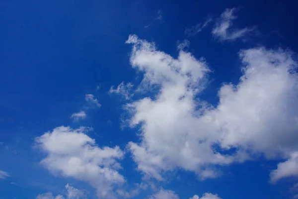 Yazın mavi bulutlu gökyüzü