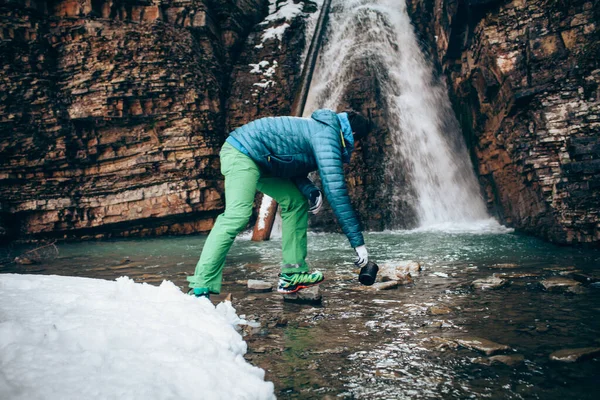 Young Professional Male Tourist Collects Water Mountain Rive — Stock Photo, Image