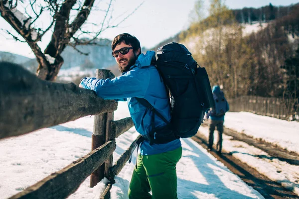 Jovem Turista Está Descansando Perto Uma Esgrima Nas Montanhas Ele — Fotografia de Stock