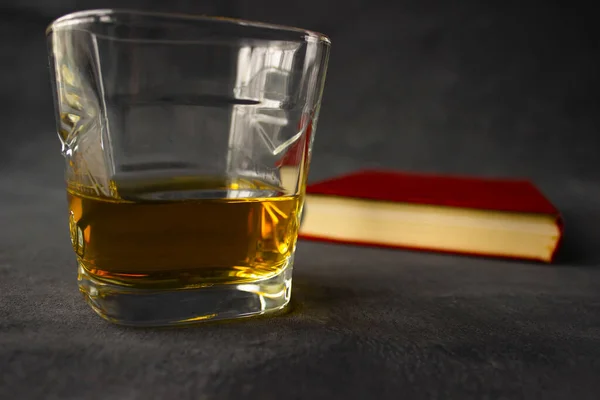 Karanlık Bir Arka Planda Berrak Bir Bardak Viski Duruyor Yanında — Stok fotoğraf