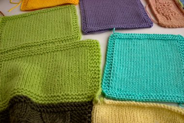 Farklı renkte örgüler parlak bir masanın üzerine serilmiştir..