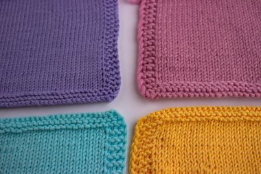 Farklı renkte örgüler parlak bir masanın üzerine serilmiştir..