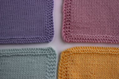 Farklı renkte örgüler parlak bir masanın üzerine serilmiştir..