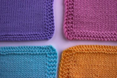 Farklı renkte örgüler parlak bir masanın üzerine serilmiştir..