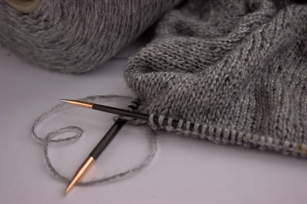 Tricot Gris Repose Sur Une Table Blanche Côté Une Canette — Photo