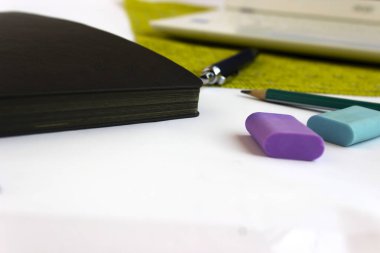 Beyaz arka planda ofis ve okul kırtasiyesi.