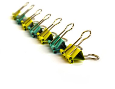 Beyaz arka planda ofis ve okul kırtasiyesi.