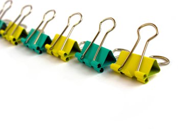 Beyaz arka planda ofis ve okul kırtasiyesi.