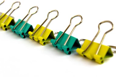 Beyaz arka planda ofis ve okul kırtasiyesi.