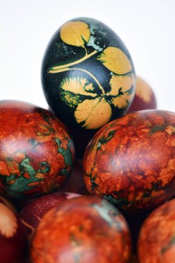 Taşlanmış çiçeklerle boyanmış Ortodoks Paskalya yumurtaları
