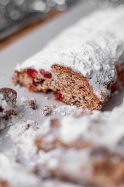 Bir parça doğranmış aditnoel pastası