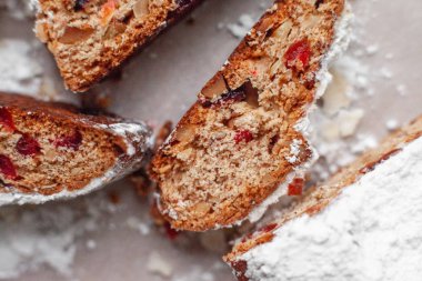 Bir parça doğranmış aditnoel pastası