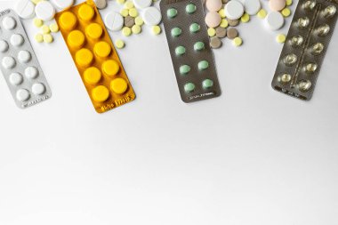 Beyaz arka planda çok renkli haplar.