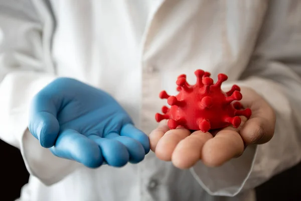 Koronovirüs, bir erkeğin elinde sabahlık.