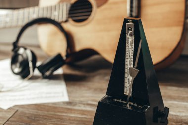 Gitarın arka planında metronom