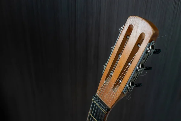 Gitara Akustyczna Spoczywa Czarnym Tle Przestrzenią Kopiowania — Zdjęcie stockowe