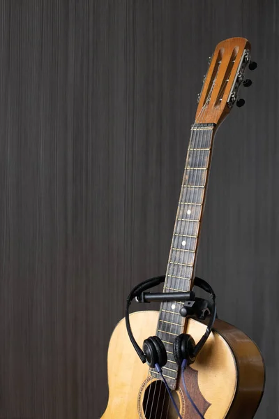 Guitarra Acústica Descansando Contra Fundo Preto Com Espaço Cópia — Fotografia de Stock