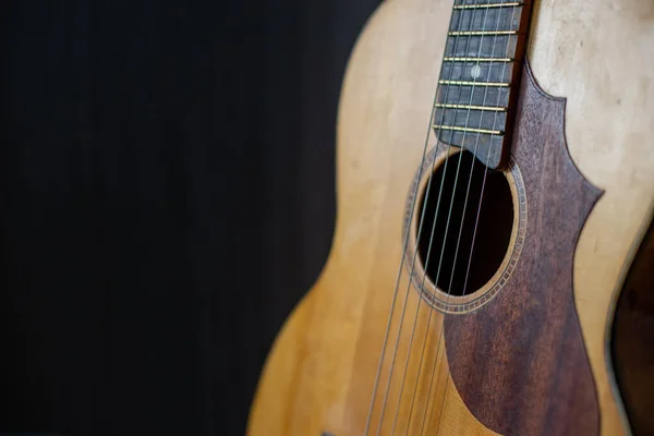 Guitarra Acústica Descansando Contra Fundo Preto Com Espaço Cópia — Fotografia de Stock